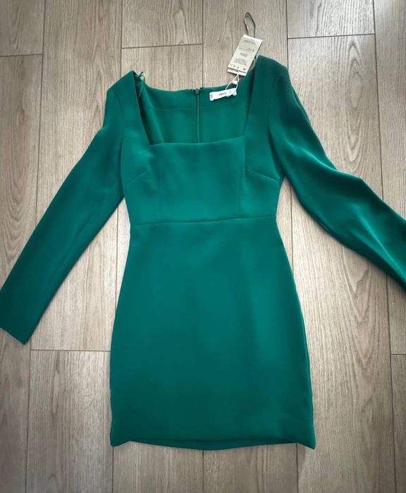 Зеленое коктейльное платье