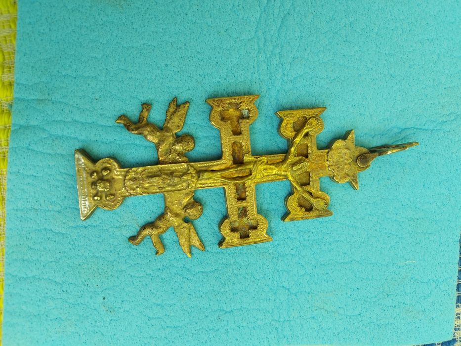 Crucea Caravaca secolul al XVII -lea realizata din bronz .dimensiuni:12×6 cm stare bună