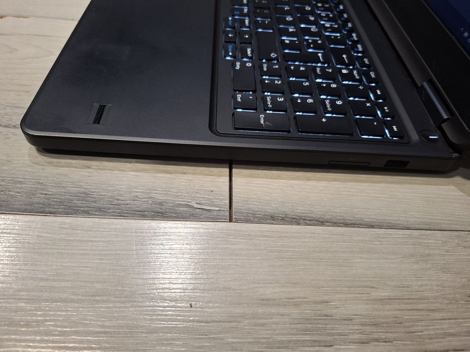 Dell Latitude E5550-i5 5300u/8гб/250гб ссд/Подсветка