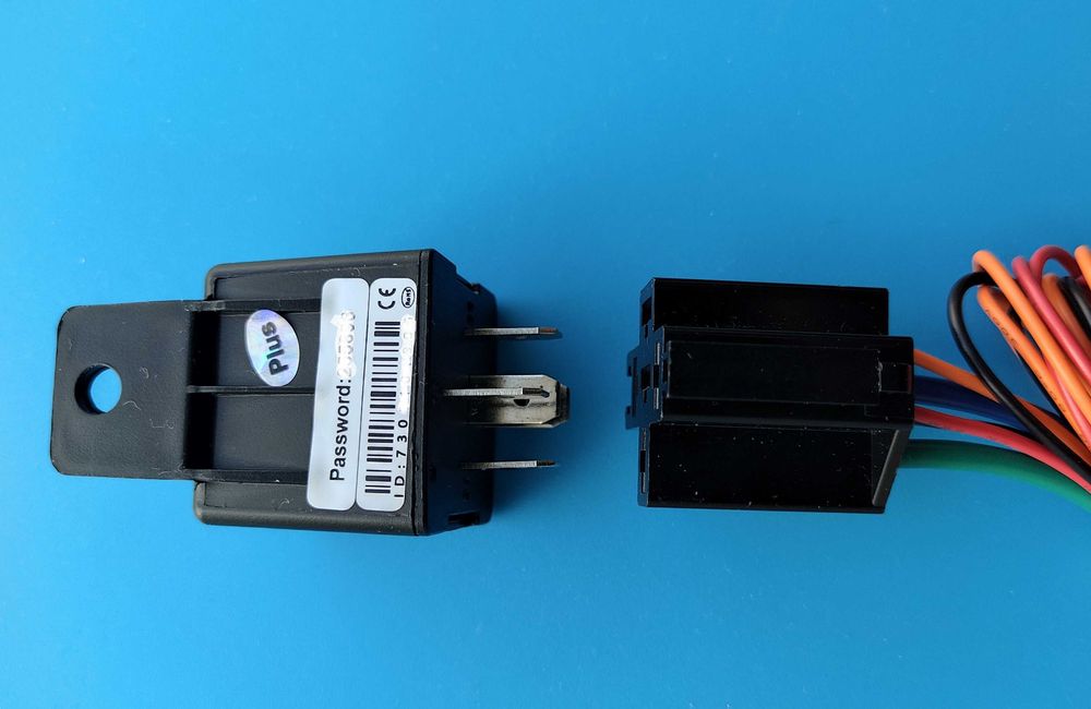 GPS тракер скрит в реле, спиране на двигателя, скорост геозони история
