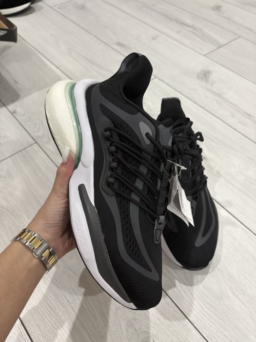 Кроссовки спортивные