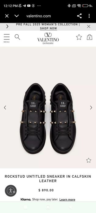 Buzoq terisidan tikilgan Valentino Garavani Rockstud krossovka.
