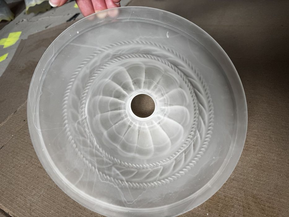 Полилей висящ с една лампа