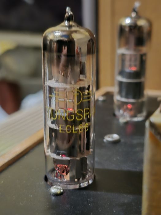 Лампов усилвател ECL86, EM84. Дървен корпус.