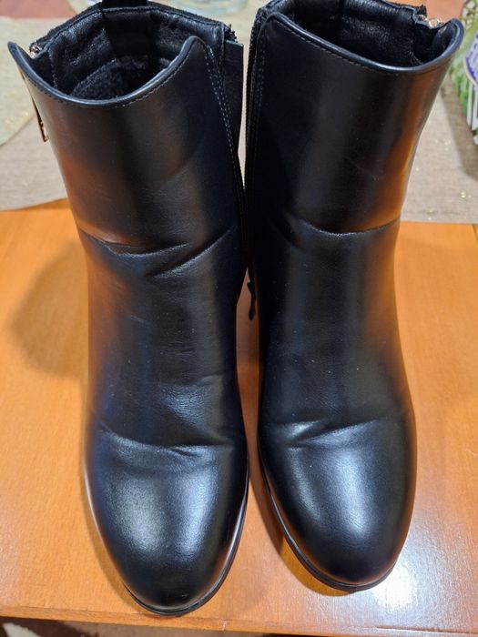 Дамски боти с ток