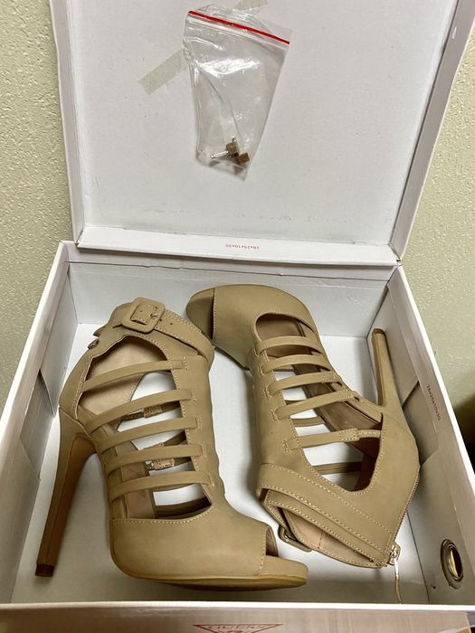 Женская обувь GUESS