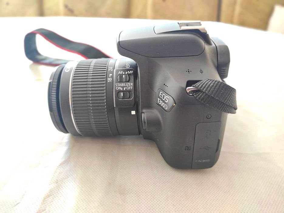 Фотоапарат Canon 1300D с калъф и стойка