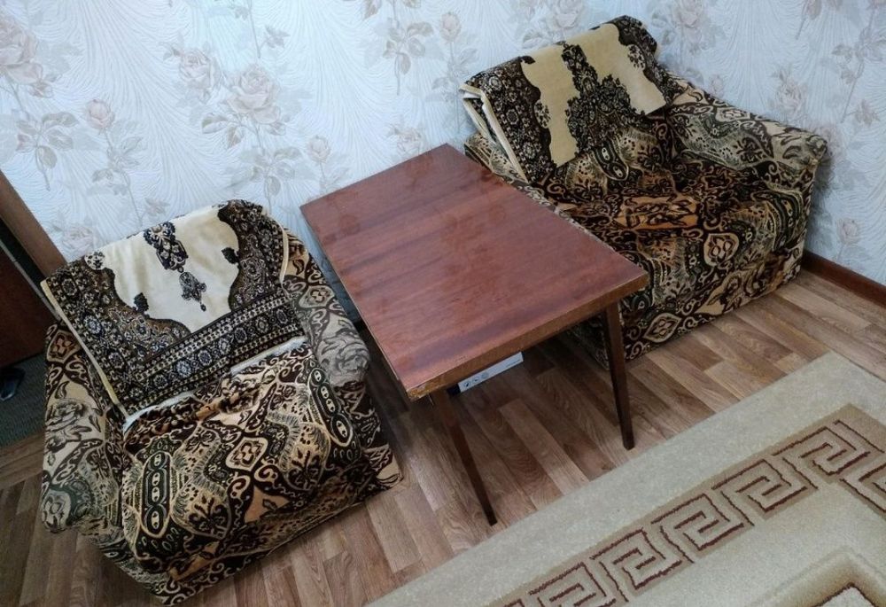 Столик и 2 кресла