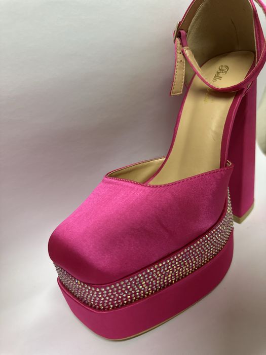 Красиви ярко розови високи обувки с камъни