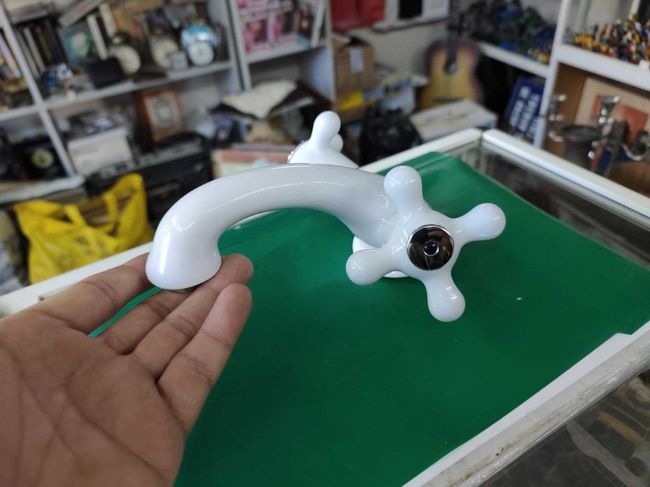 Нов бял смесител за мивка