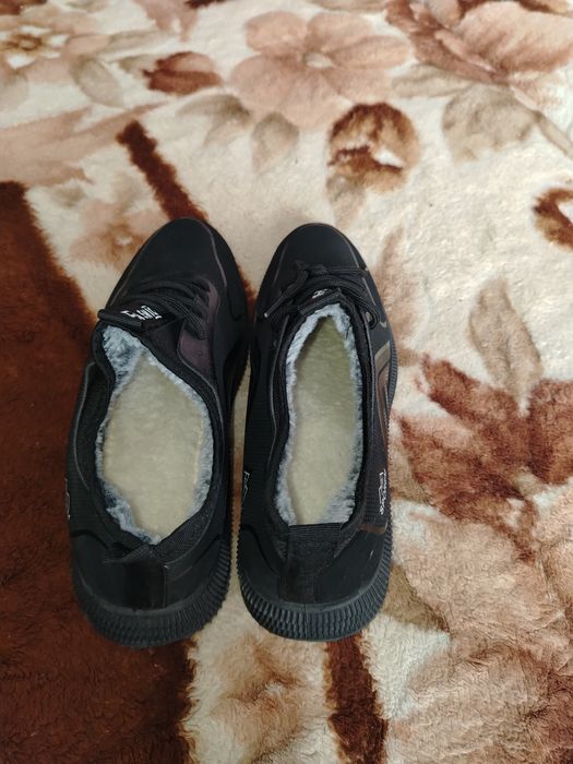 Продам весенние кроссовки