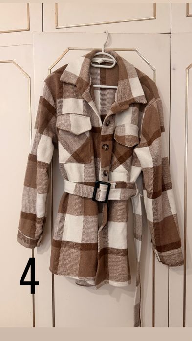 Разпродажба на запазени връхни дрехи