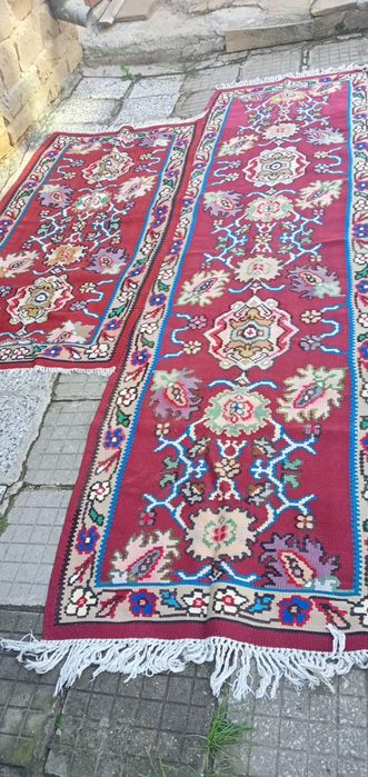 Котленски килим и две патеки котленски килима е 200на300  и патеки 100на 280 и малката 100на 180
