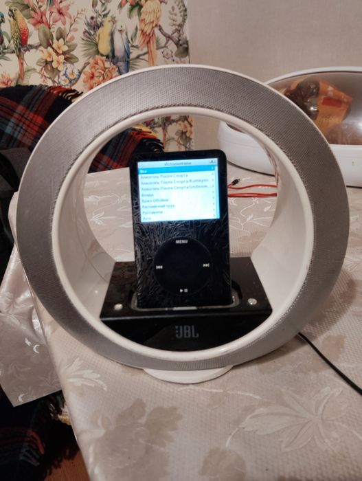 Ipod classic 5, 30gb +станция JBL