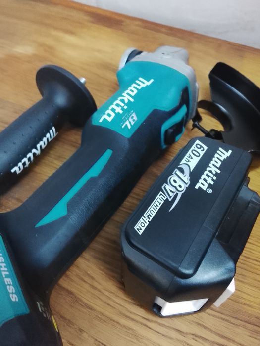 Flex Makita cu variator de viteza și o baterie de 6A