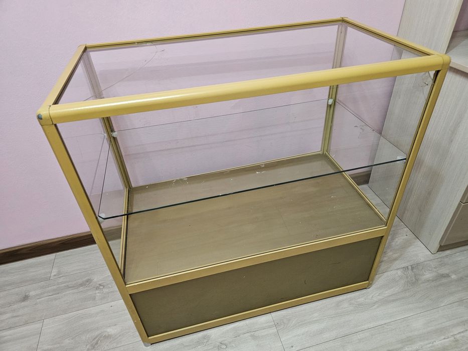 Продам стеклянную витрину