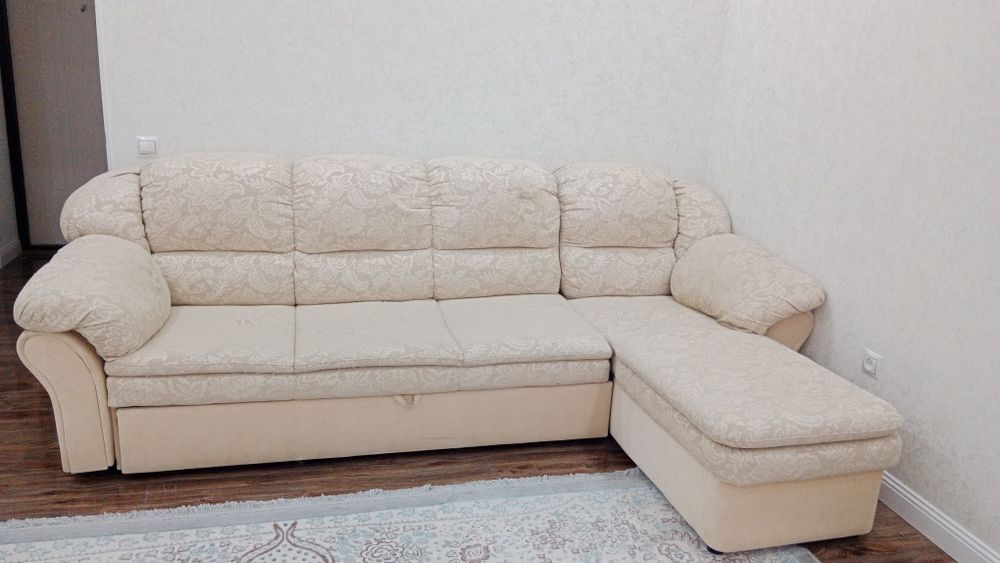 Диван угловой, чистый совершенно