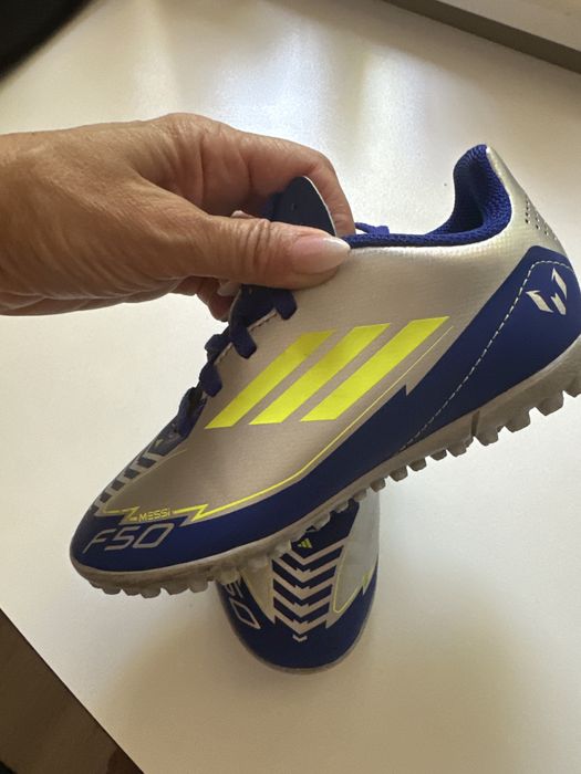 Футболни бутонки Адидас !