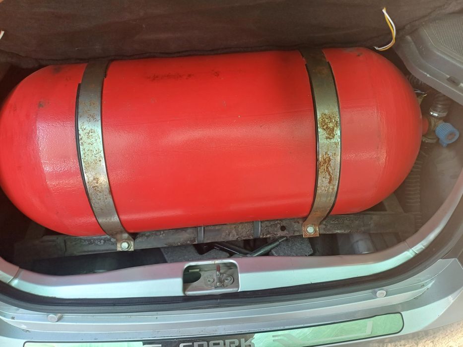 Газ балон 65 тали сотилади мошинада турипти