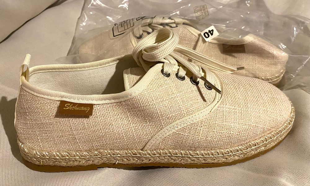 Нови бежови мокасини