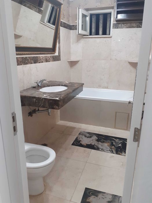 Închiriez apartament  3 camere decomandat in centru lăngă Primărie  .