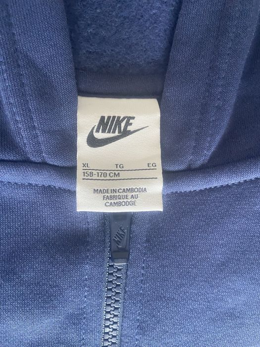 Haine de firma noi nu sunt purtate