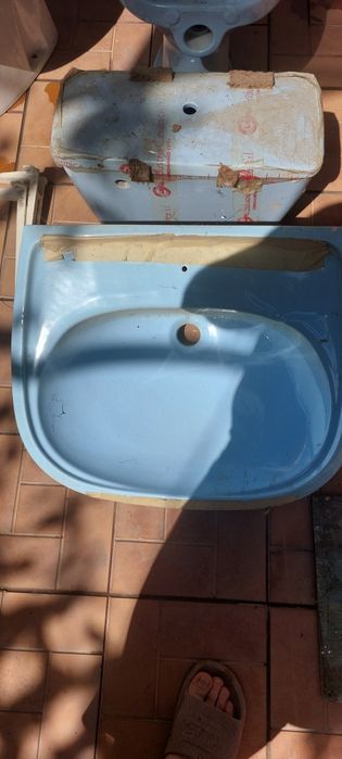 Продается сантехника унитаз чешский, раковина ческая в комплекте ,