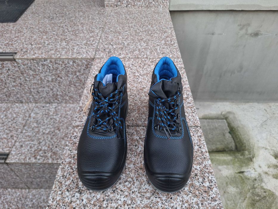 Vand Bocanci de lucru, marime 40, sunt NOI nefolositi