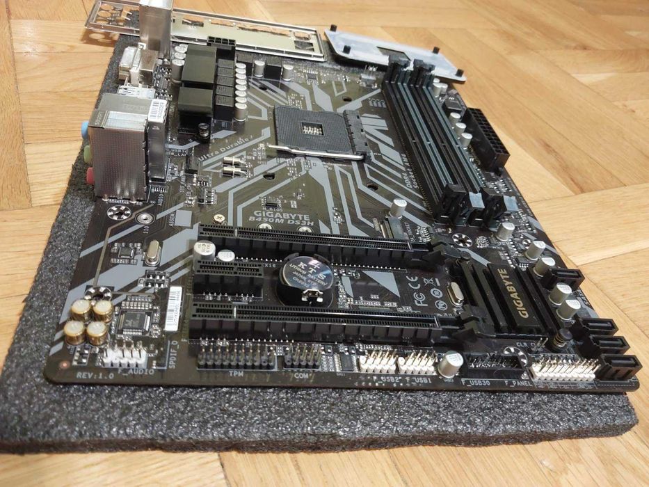 AMD Ryzen 9 3900X + Gigabyte B450M DS3H