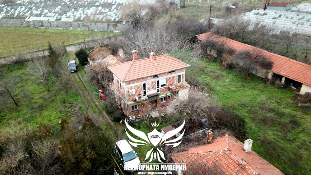 Продавам склад/селскостопански сгради 1450РЗП в имот 8700кв с.Боянци