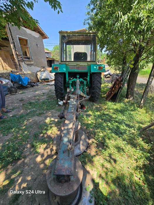 Продавам трактор със косачка