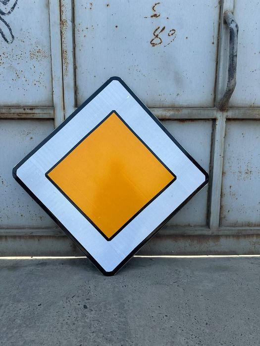 Yoʻl belgi zinak nurqaytaruvchi ogohlantiruvchi stop taqiqlovchi belgi