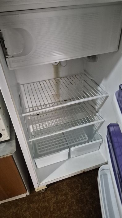 Малък хладилник с фризер