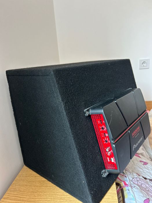 Продавам Бас Каса+ Кабелите+ Усилвател като нов е използван е 2/3 месеца нищо му няма усилватела е 1000 wt бас касата 1200 wt