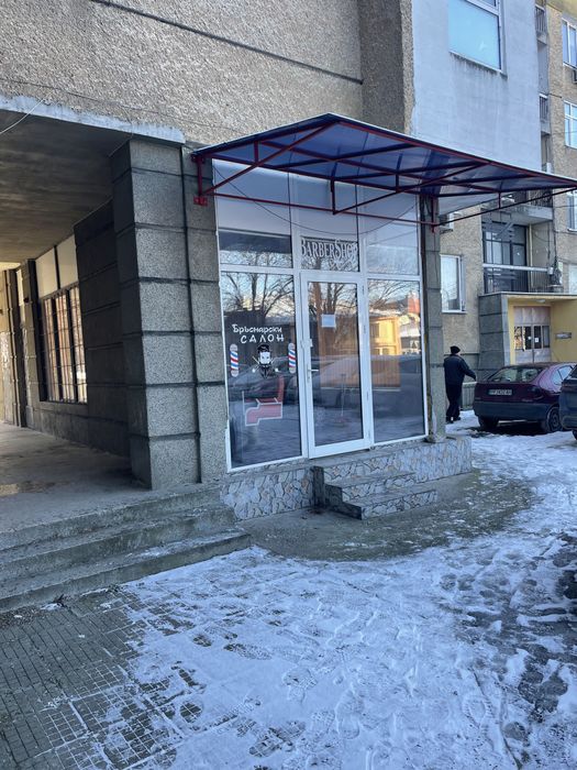 Два отделни магазина