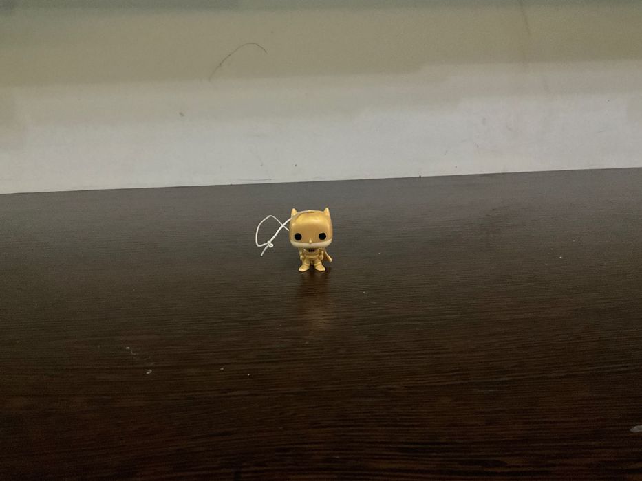 Золотой бэтмен DC киндер жой