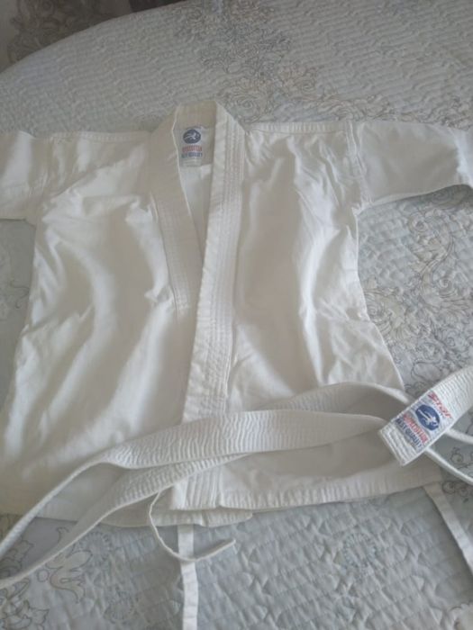 Продаю кимоно с поясом