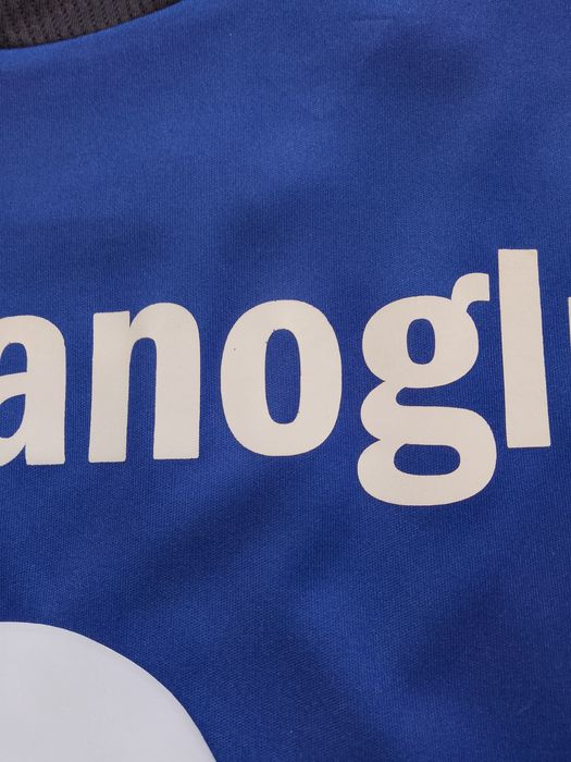 Stare: 8/10, foarte buna, printul de pe spate putin uzat, semne la numarul 9.