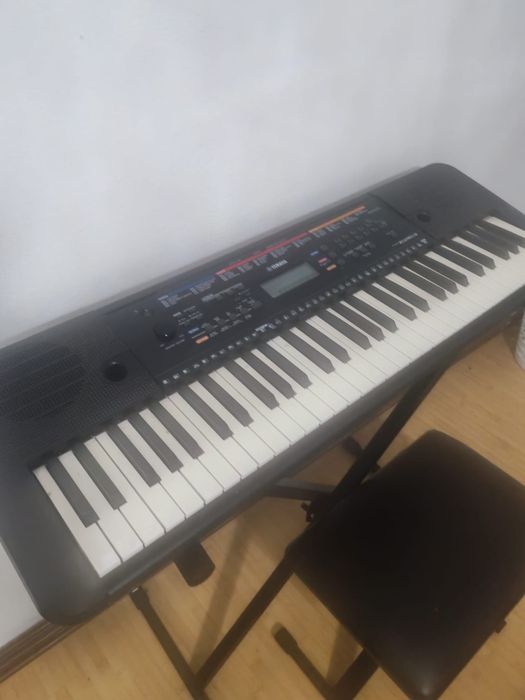 Orga yamaha  PSR -E263 cy scaun si suport aprope noua!