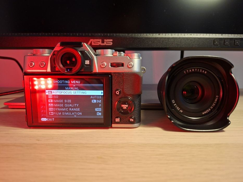 Vând FUJIFILM X-T10 + TT Artisans 35mm 1.8 MK2 in stare excelentă