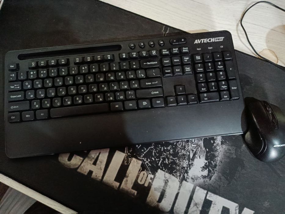 Монитор, Клавиатура, Мышка и наушники.