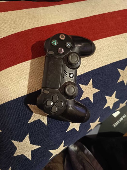 Playstation 4 slim 1tb + 2 kontrolera + 5 igri na diskove