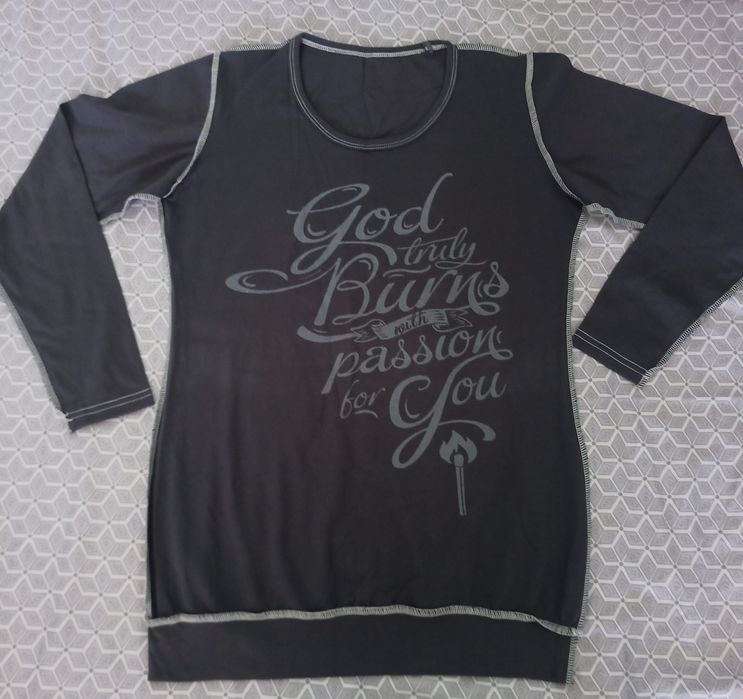 Дамска блуза с дълъг ръкав с ефектна щампа