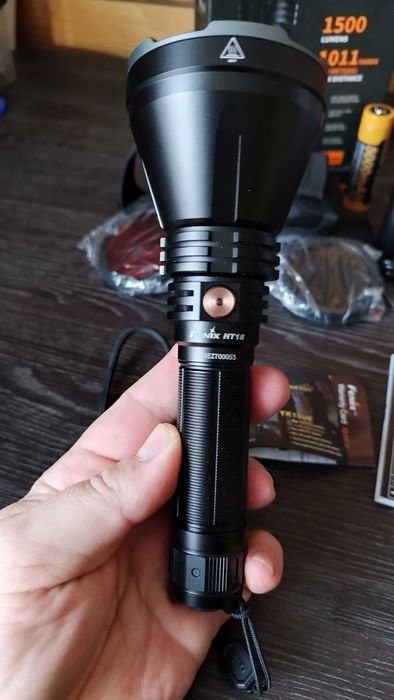 Продавам далекобоен фенер Fenix HT 18