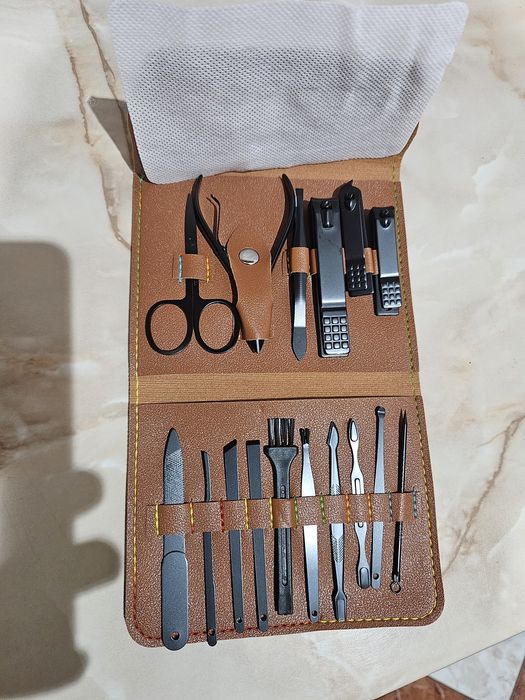 Vând trusa manichiura pedichiura