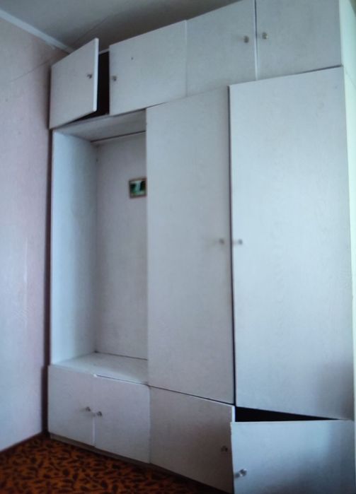 Продам красивую белую прихожку, столики,тумбу