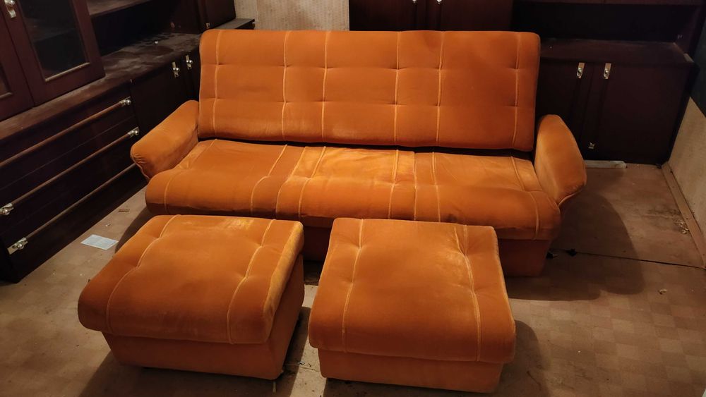 Холова гарнитура нова разтегателен диван ,два фотьойла и две табуретки