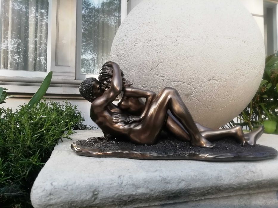 Statueta de bronz, indragostiti imbratisati, cu totul deosebita, arta