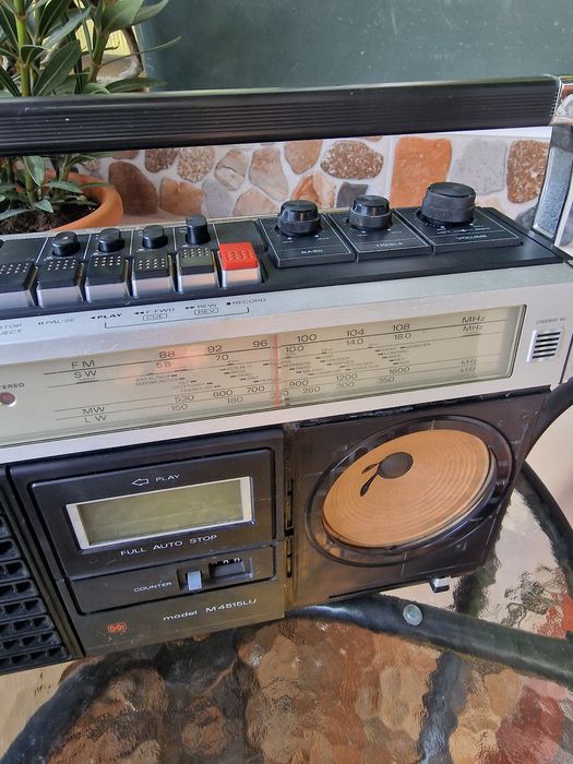 Radiocasetofon SANYO,made in Japan,functional,radio 4 benzi