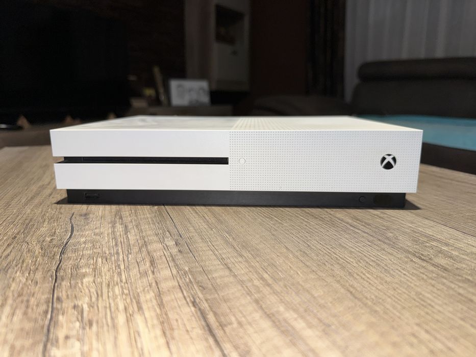 Vând Xbox One S 1TB în stare foarte bună, funcționează perfect, fără probleme.